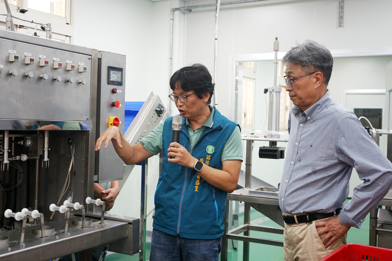 農業部長陳駿季參觀花蓮文旦柚加工廠