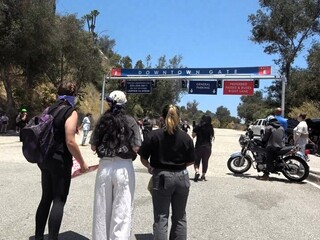 抗議人士聚集道奇球場外 拉丁裔球迷失望球團不表態