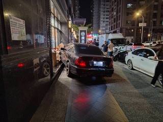 台中網紅「饅頭媽」店面遭開車衝撞 警鎖定涉案人