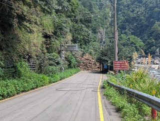 林道邊坡土石崩塌 八仙山森林遊樂區50遊客受困