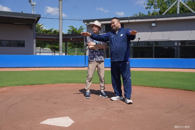 趙士強造訪國訓棒球場 提建議也稱讚環境大升級 | 華視新聞