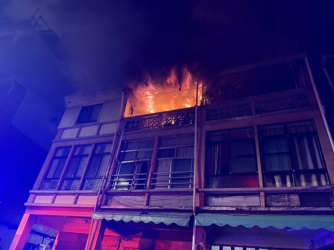 高雄民宅火警 父子疑不慎高處掉落送醫 | 華視新聞