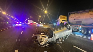 國1台南麻豆段大貨車擦撞自小客車 3人受傷送醫