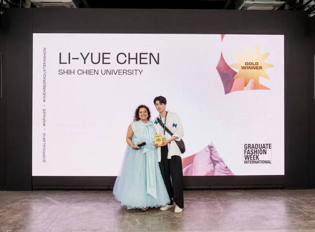 實踐大學陳立越服裝設計「育我如母」獲英GFW金獎 | 華視新聞