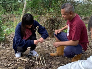 教部推廣沉浸式族語課程 向耆老學製作陷阱、弓具