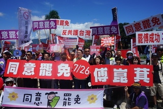 罷免傅崐萁民團機車掃街 藍營發傳單反罷