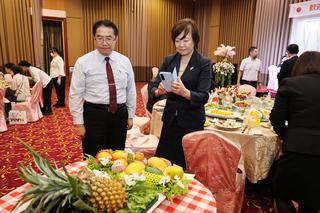 黃偉哲設宴上桌9品種芒果 安倍昭惠頻詢問拍照