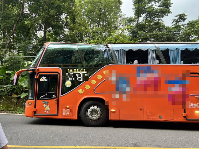遊覽車駛151縣道往溪頭  遭倒樹擊中車頂釀3傷 | 華視新聞