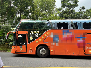 遊覽車駛151縣道往溪頭  遭倒樹擊中車頂釀3傷