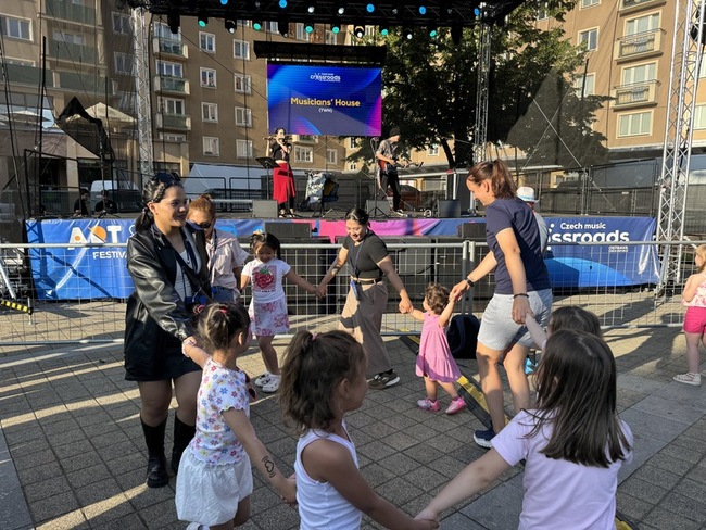 台灣成捷克音樂節焦點 傳統古謠、動感電音嗨翻全場 | 華視新聞