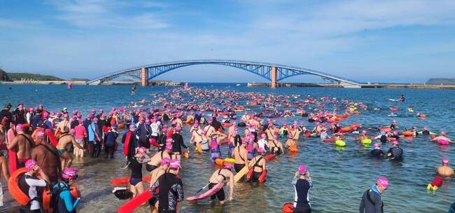 澎湖泳渡登場 1700位選手下水挑戰場面壯觀 | 華視新聞