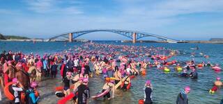 澎湖泳渡登場 1700位選手下水挑戰場面壯觀
