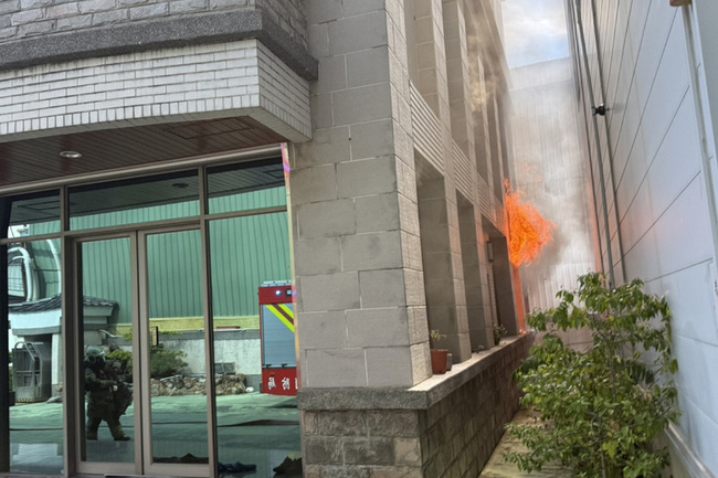 台南安南區公司火災 3人受困陽台陸續獲救 | 華視新聞