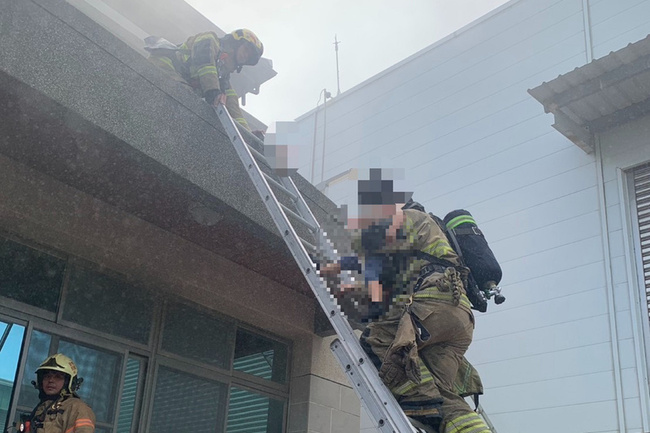 台南市公司建物1樓冒火煙 一家3口3樓陽台待援獲救 | 華視新聞