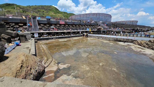 基隆海興游泳池抽乾海水  掃淤泥清藤壺確保安全 | 華視新聞