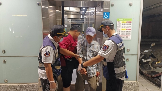 82歲老翁受困輕軌電梯近1小時 高捷公司致歉 | 華視新聞