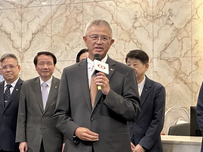 吳東進出售新光金股票  洪士琪：應該沒有特別意圖 | 華視新聞