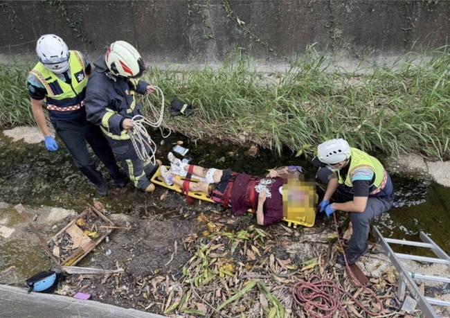 彰化婦騎車疑恍神跌入排水溝 擔架救出送醫 | 華視新聞