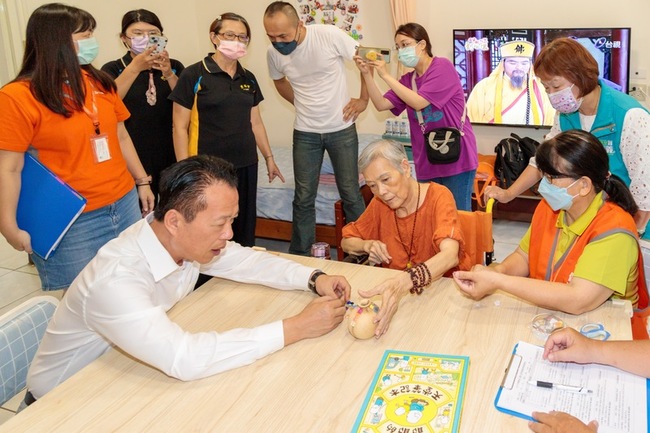 嘉縣「類家屬」訪視機構失依長者 照顧更重心靈陪伴 | 華視新聞