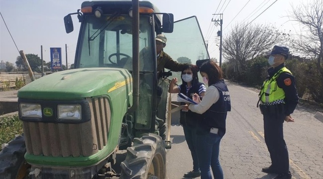 農機沿路掉落土堆影響交通安全  彰縣取締開罰 | 華視新聞