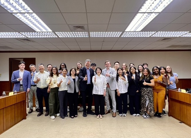 史丹佛訪團拜會周春米 對談核三、民主與太空發展 | 華視新聞