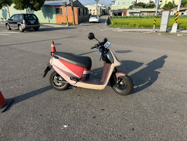 台中救護車執勤與無照雙載機車碰撞  3人送醫 | 華視新聞