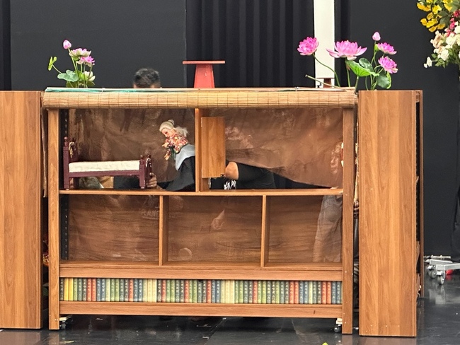 五洲勝義閣掌中劇團搬演兒童布袋戲  彩樓變書櫃 | 華視新聞