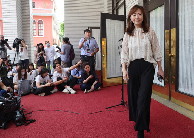 藍質疑丈夫賺紅錢 郭昱晴：抹黑抹紅大可不必 | 華視新聞