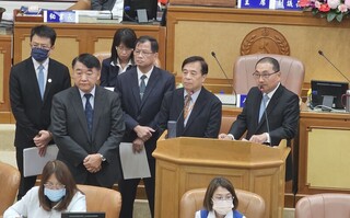 侯友宜：新北樓梯間與騎樓拉線為機車充電將稽查