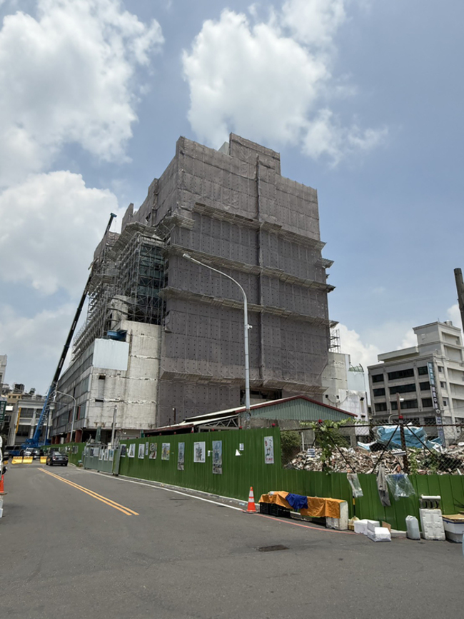 拆員林黃金帝國大樓疑掉石塊砸人 彰縣府：加強防護 | 華視新聞