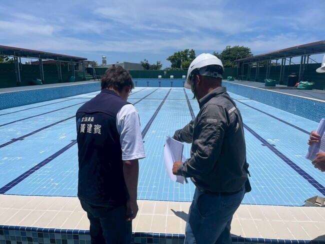 東中泳池和東女操場 黃建賓爭取翻新拚新學期啟用 | 華視新聞