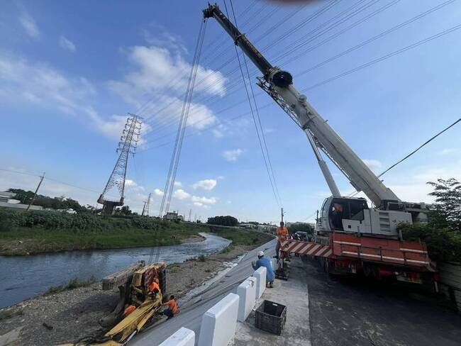 屏東萬丹怪手翻落河堤 駕駛疑操作不慎遭壓身亡 | 華視新聞