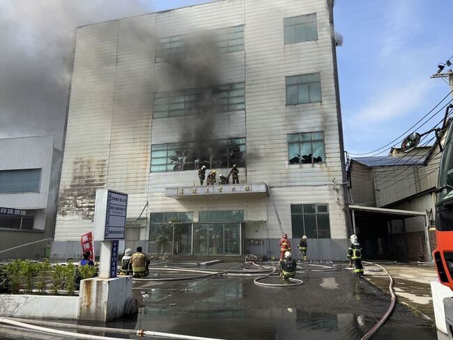 竹北1工業大樓火警無人受困  空品不佳民眾閉窗 | 華視新聞