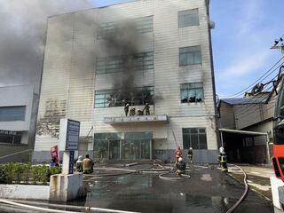 竹北1工業大樓火警無人受困  空品不佳民眾閉窗