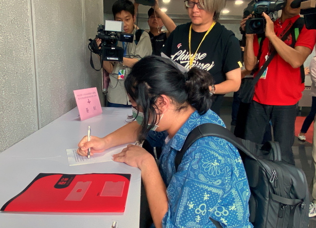 罷免羅明才二階段連署書已補件2040份 | 華視新聞