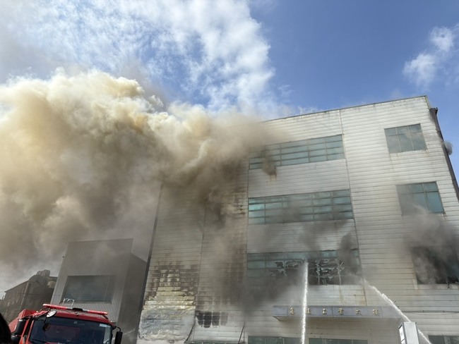 竹北某大樓火警延燒逾10小時  下午撲滅無傷亡 | 華視新聞