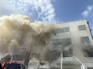 竹北某大樓火警延燒逾10小時  下午撲滅無傷亡