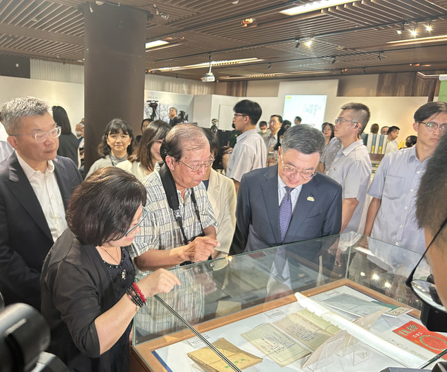 詹冰全集發行  蔡其昌：外公溫柔堅定守護土地 | 華視新聞