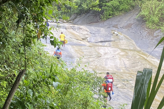 台南南化千層岩瀑布 20歲男溺水命危 | 華視新聞