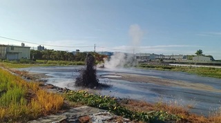 萬丹泥火山4處噴發  泥漿流入水利溝待清除