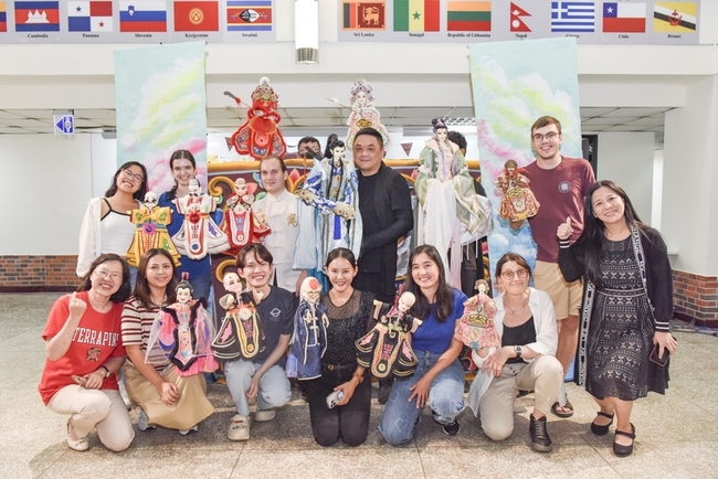 台師大國語中心促藝文交流 外籍生體驗布袋戲魅力 | 華視新聞