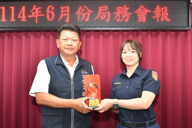 台中女警救受困老婦  潑水濕身衝火場獲表揚 | 華視新聞