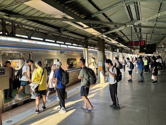 鄭光遠籲嚴防突發狀況 台鐵大改點首發車準點行駛 | 華視新聞