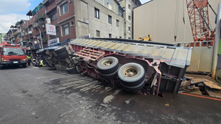 新北三重工地前路面塌陷  砂石車側翻無人傷