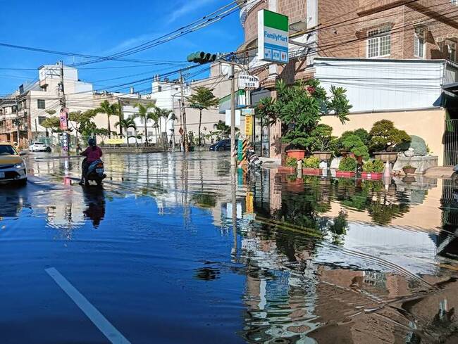 東港大成路低窪大潮淹水 屏縣府：長期解方道路加高 | 華視新聞