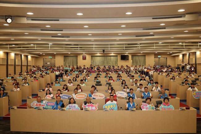 苗縣頒國中會考獎勵金  6人滿級分各獲10萬元 | 華視新聞