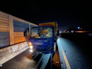 行人逆向闖國1台中段  先後遭2車撞擊輾斃