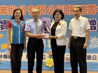 企業捐實物投影機 科技走進雲林國中、小教室