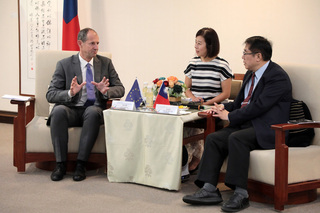 谷力哲首度正式訪問台南 拜會黃偉哲交換意見