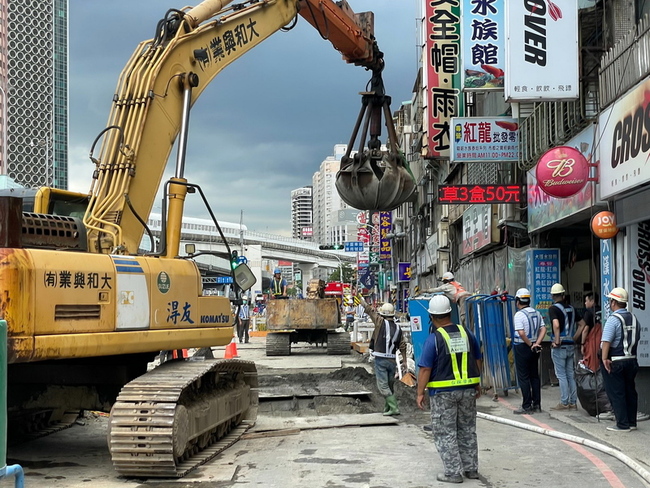 環狀線新埔民生站地下道工程滲水  回填土方止漏 | 華視新聞